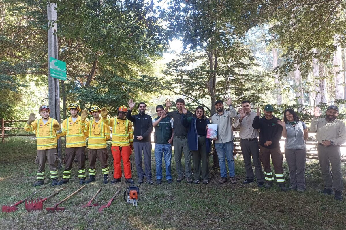 Foto de los participantes en la firma del fondo. 